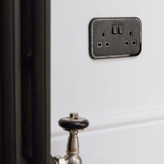 2G UK Plug Socket (13A) in Black & Black Gloss