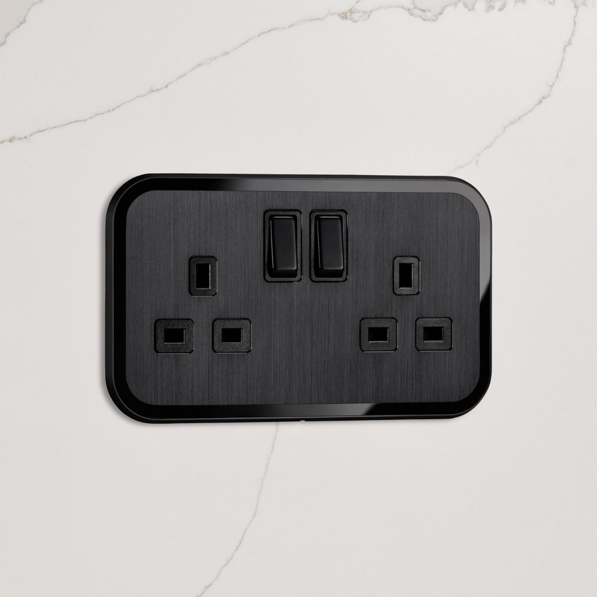 2G UK Plug Socket (13A) in Black & Black Gloss