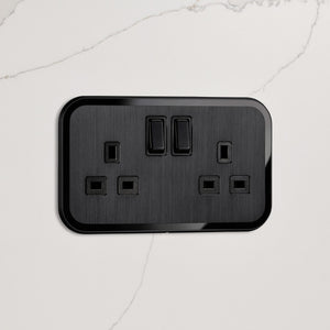 2G UK Plug Socket (13A) in Black & Black Gloss