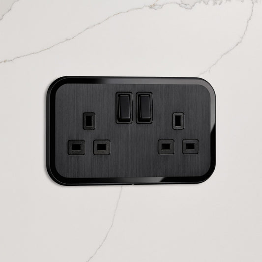 2G UK Plug Socket (13A) in Black & Black Gloss