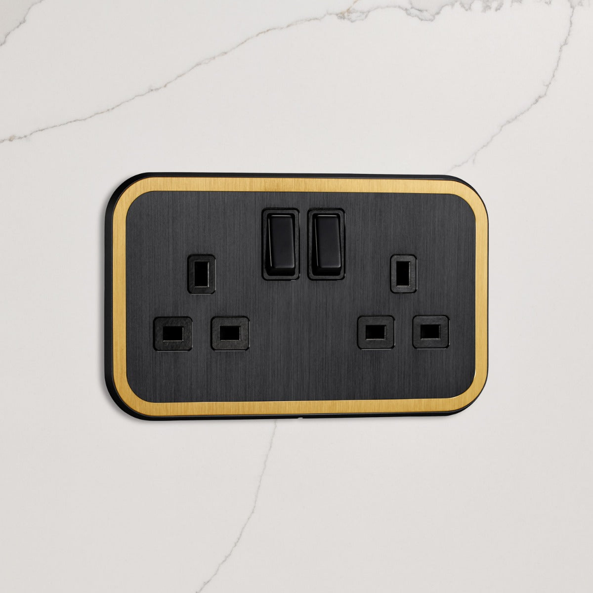 2G UK Plug Socket (13A) in Black & Gold