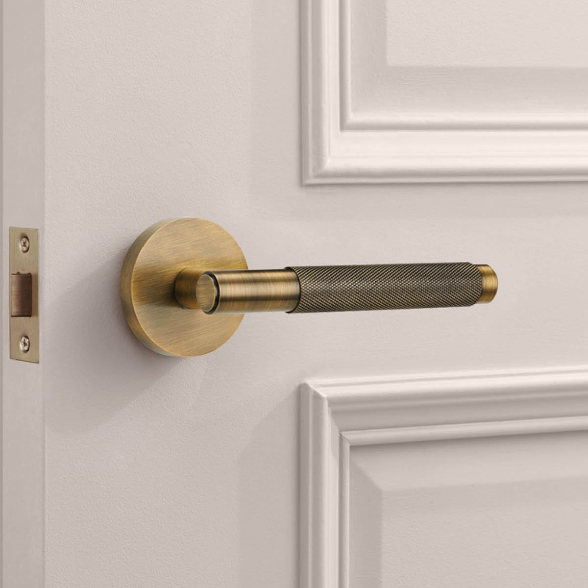 Brass Knurled Lever Door Handle in Antique