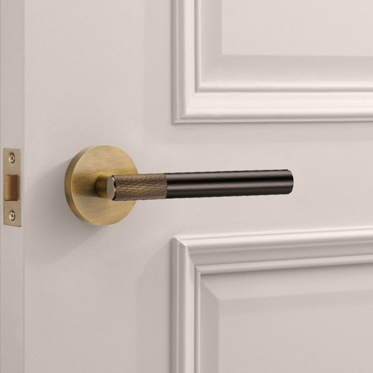 Antique Linear Lever Handle with Tip in Bronze