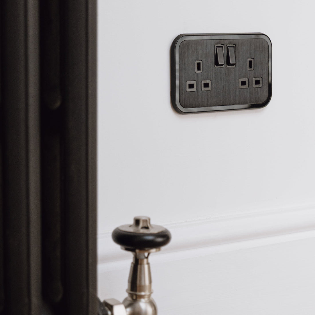 2G UK Plug Socket (13A) in Black & Black Gloss